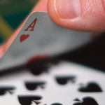 Элегантный блэкджек стол с картами в казино атмосфере